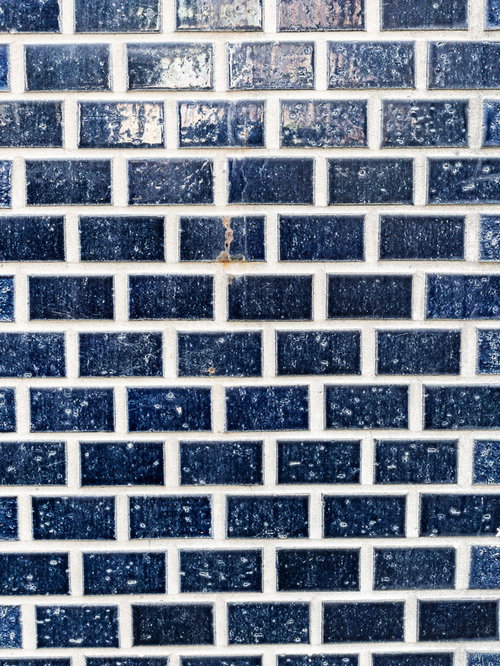 青いタイル壁に反射する光のテクスチャー