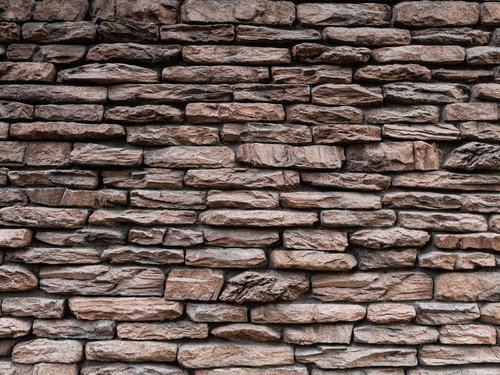 岩石風石材タイルの外壁、薄い茶色と灰色の天然石タイル張り