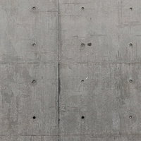 筋が剥げたグレーのコンクリート壁の表面テクスチャーの写真