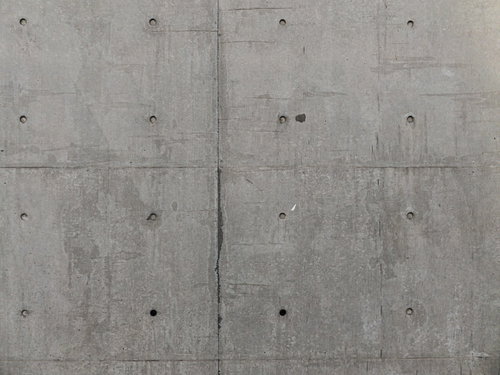 筋が剥げたグレーのコンクリート壁の表面テクスチャー