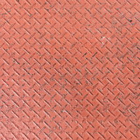 赤く塗装された縞鋼板のテクスチャーの写真