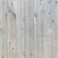 霞むグレーの板壁、縦に並んだ木板の節と木目の写真