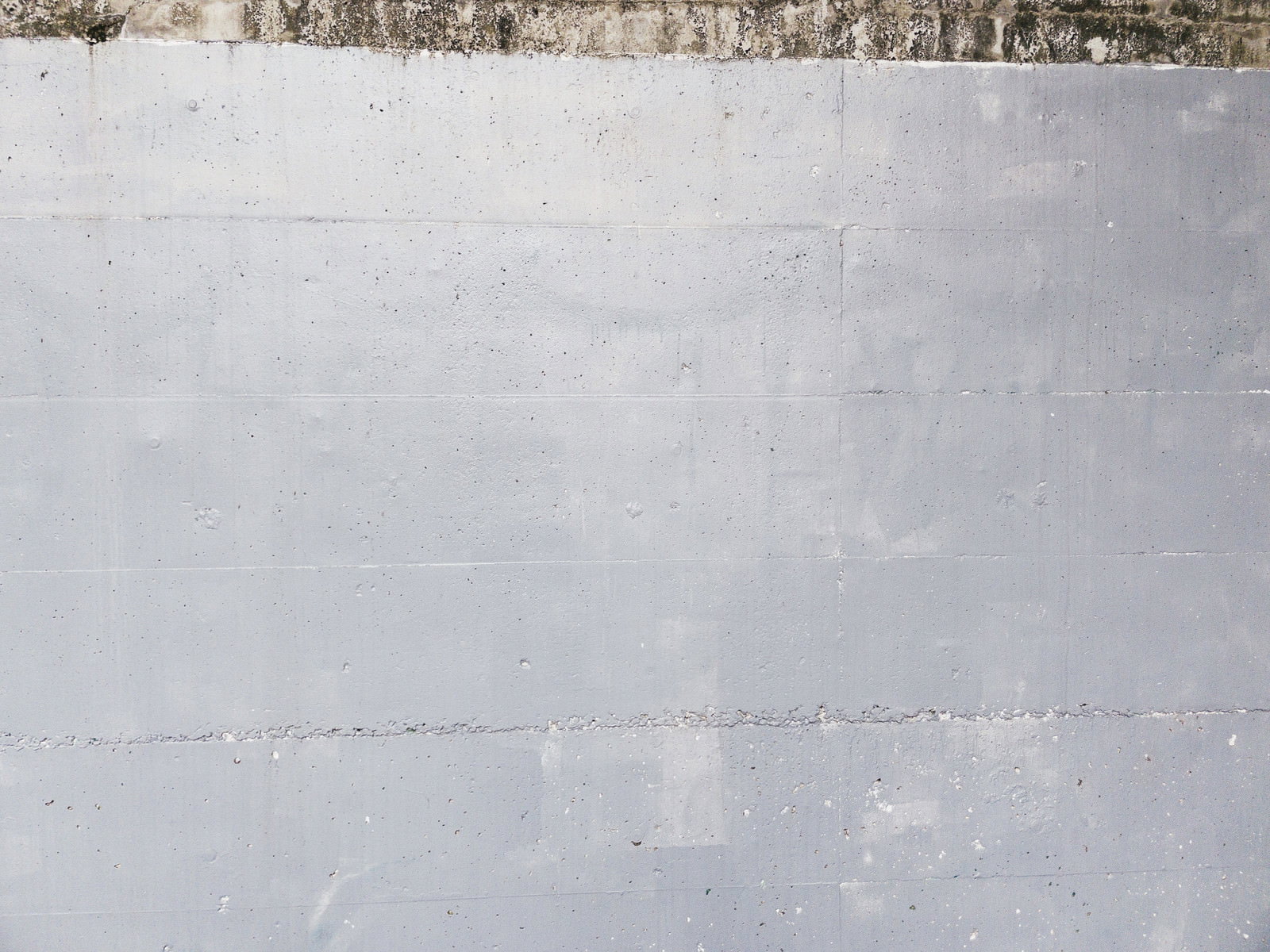 グレーに塗装されたコンクリート製の擁壁