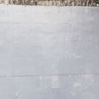 グレーに塗装した擁壁のコンクリート表面の質感の写真