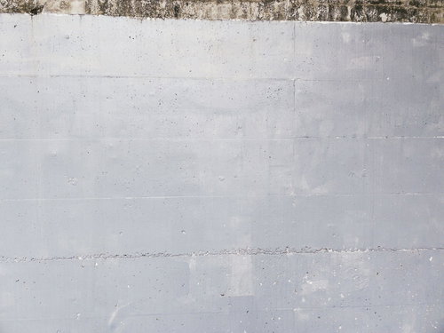 グレーに塗装した擁壁のコンクリート表面の質感