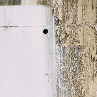 劣化による塗装が禿げたブロック塀の写真