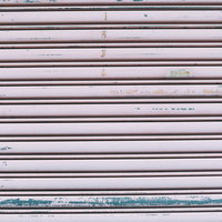 擦れた跡が残った鎧戸のテクスチャと金属表面の写真
