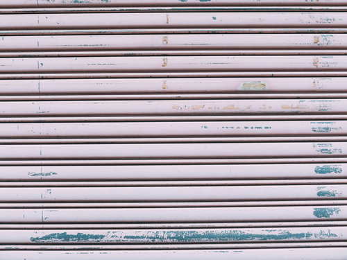 擦れた跡が残った鎧戸のテクスチャと金属表面