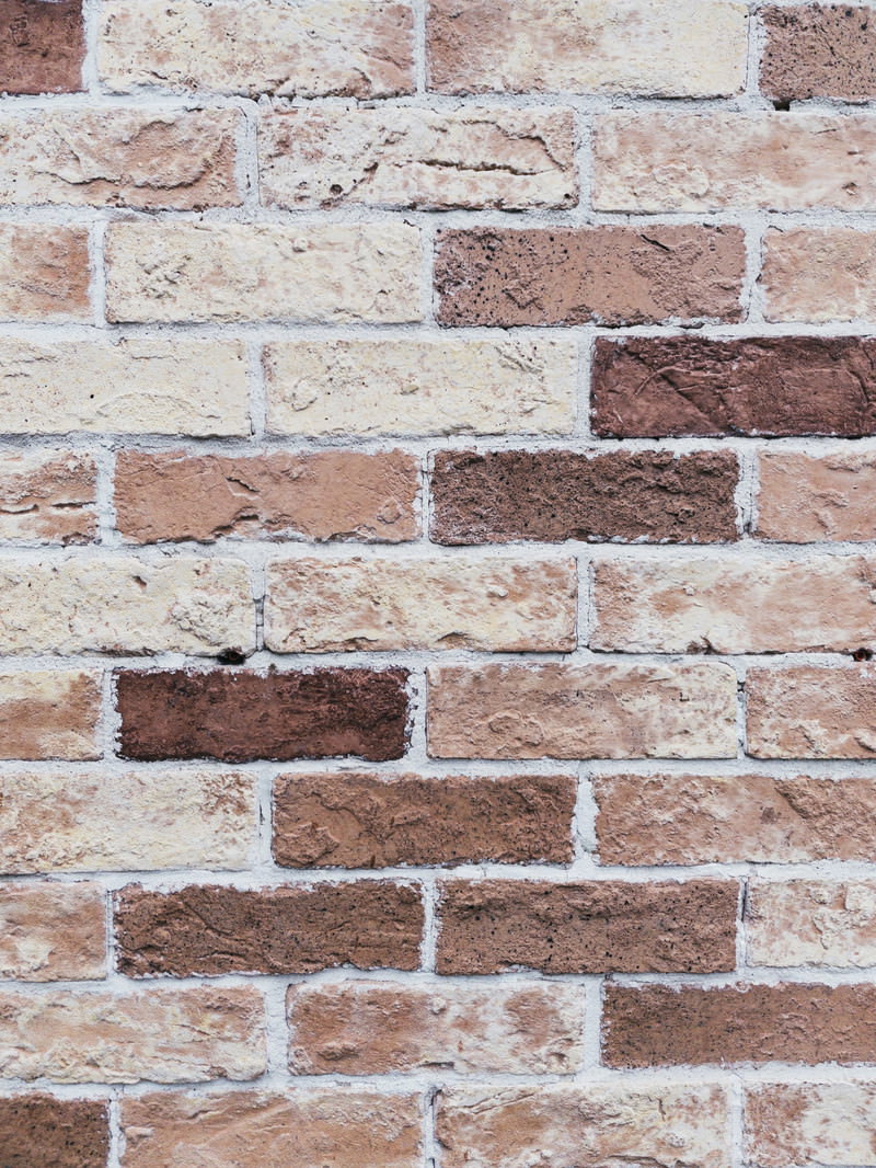 赤茶色と白色のレンガが積み重ねられた壁面のテクスチャー