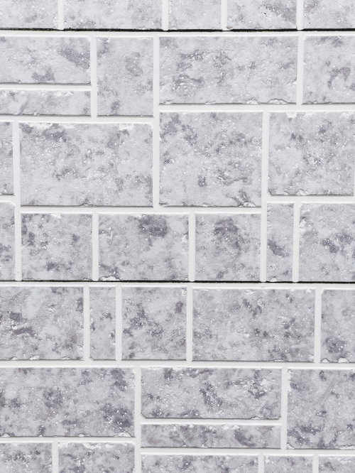 白からグレーの色調で張られたレンガ調タイル壁