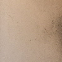 黒い汚れが目立つ外壁の劣化と建物の老朽化の写真