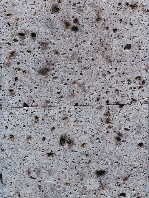 コンクリート壁に残るたばこの焦げ跡とシミ