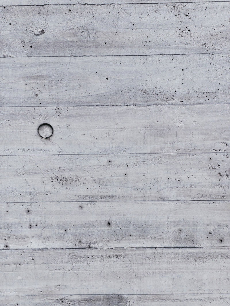 横方向の枠板跡が残るコンクリート打ちっぱなしの壁