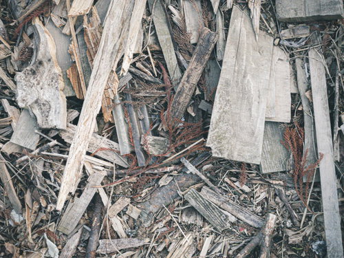細かい廃材の木々と瓦礫が重なるテクスチャー