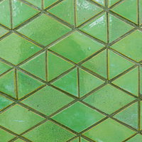 緑色の三角形とひし形のタイル壁のテクスチャーの写真