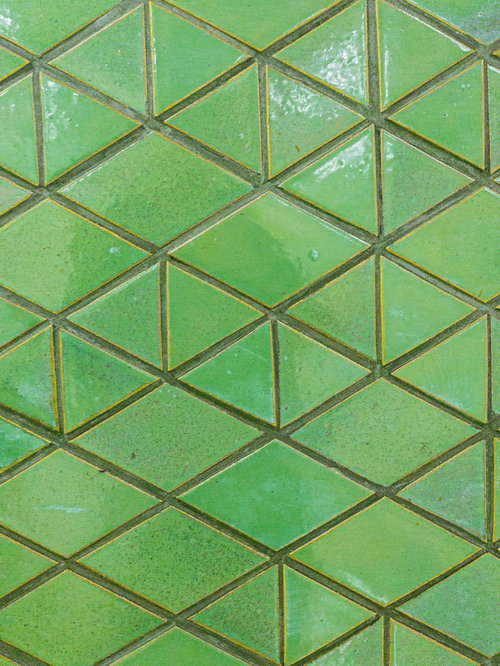 緑色の三角形とひし形のタイル壁のテクスチャー