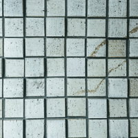 グレーのタイル壁が雑に並ぶ外壁のテクスチャーの写真