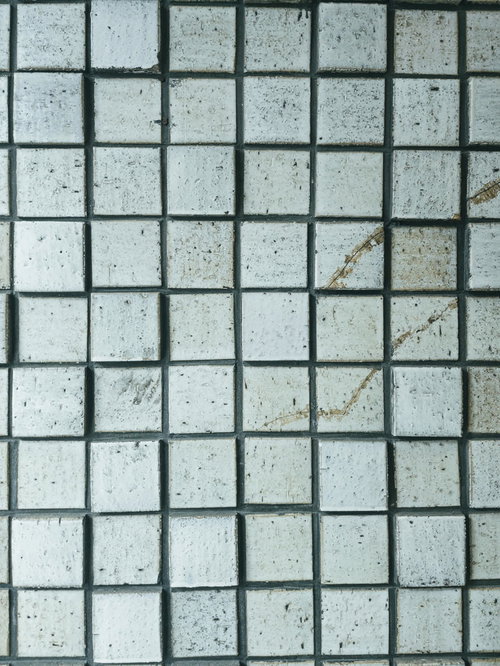 グレーのタイル壁が雑に並ぶ外壁のテクスチャー