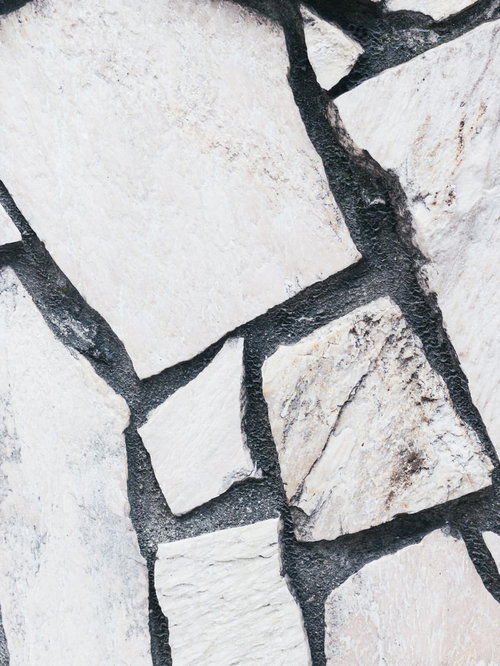 歪なタイルと溝が交差する石材のテクスチャ