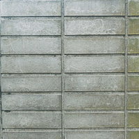 汚れにムラがあるタイル風の外壁面の写真