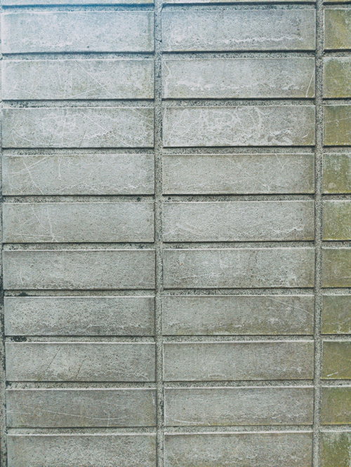 汚れにムラがあるタイル風の外壁面