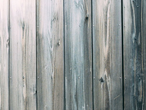 木目が黒ずむ板壁のテクスチャー