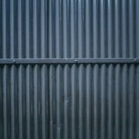 青緑色に塗装した波板の凹凸テクスチャーの写真