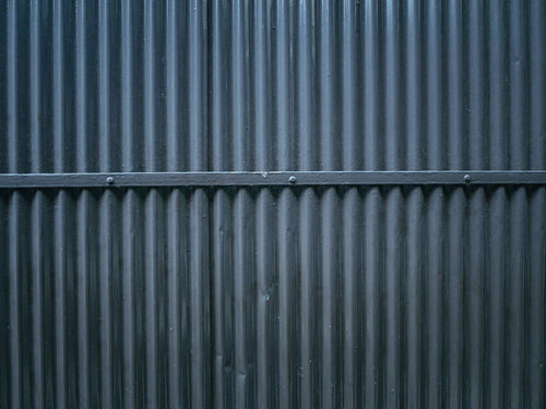 青緑色に塗装した波板の凹凸テクスチャー