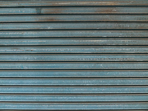 塗装剥げのある鎧戸シャッターの金属テクスチャー