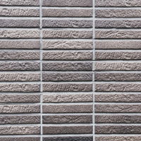 横長なタイルの外壁クローズアップの写真