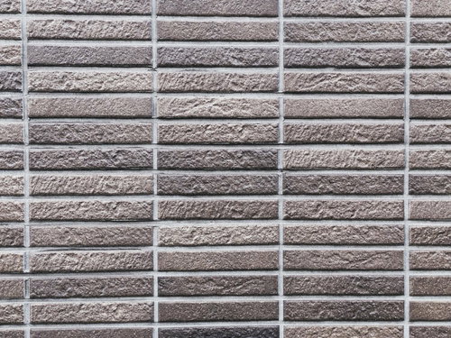 横長なタイルの外壁のテクスチャー写真