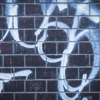 青と白のスプレーで描かれた落書きされた壁の写真