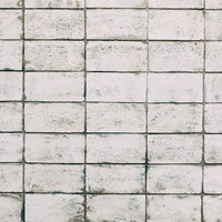 汚れと変色が目立つブロック塀のテクスチャの写真