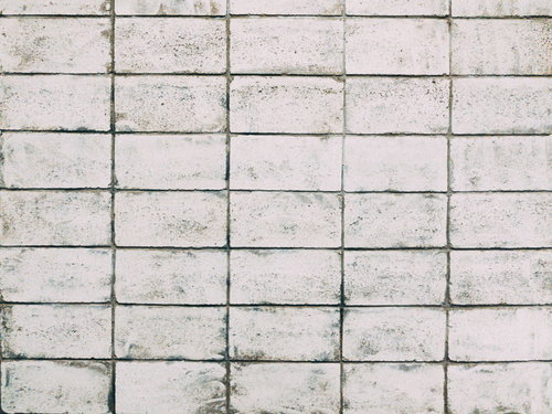 汚れと変色が目立つブロック塀のテクスチャ