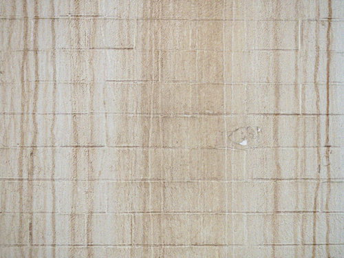 筋汚れが目立つ老朽化したブロック塀の壁テクスチャ