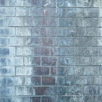 汚れと劣化の張り付いた灰色コンクリート壁のテクスチャの写真