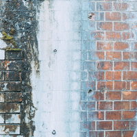 白華現象が出たレンガ壁と油汚れによる老朽化の写真