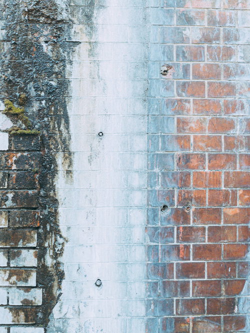 白華現象が出たレンガ壁と油汚れによる老朽化