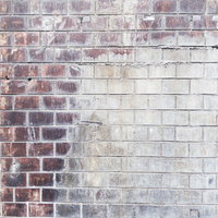 白華現象が付着した赤茶色のレンガ壁のテクスチャの写真