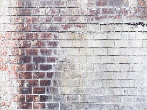 白華現象が付着した赤茶色のレンガ壁のテクスチャ