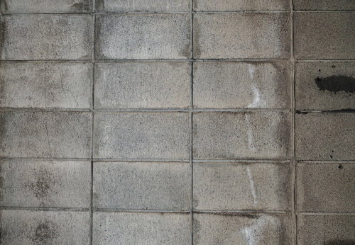 湿ったコンクリートブロック塀のテクスチャ