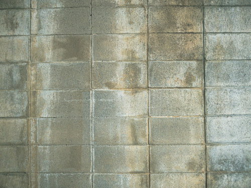 経年劣化した黄ばみ汚れのブロック塀テクスチャ