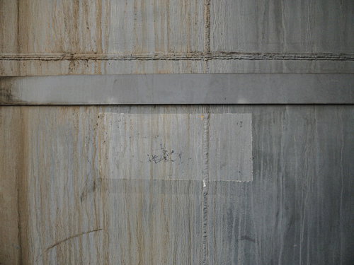 雨だれによる筋汚れの目立つコンクリート擁壁のテクスチャ