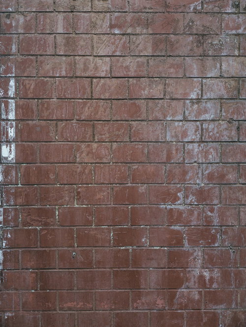 汚れが流れ落ちるレンガ壁のテクスチャー