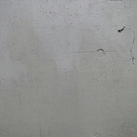 水滴がついたグレーのコンクリート擁壁の写真