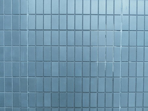 明るさがまばらな水色のタイル壁（テクスチャ）