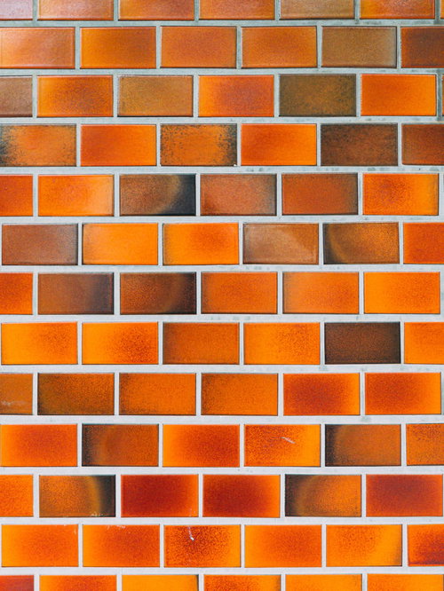 艶のあるオレンジ色のタイル壁（テクスチャ）