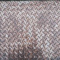 サビついてきたシマ鋼板のテクスチャの写真