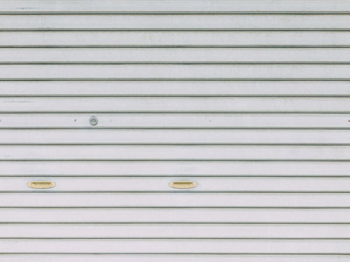 白い金属製シャッターと鍵穴のテクスチャ
