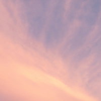 黄金色に焼けた雲のグラデーション 夕焼けの空の写真